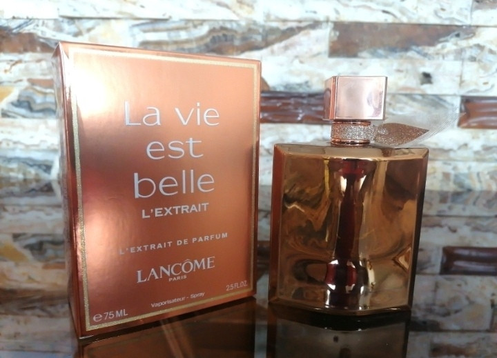 عطر ادکلن لانکوم لاویستبل/لاویه بل طلایی حجم 100 میل، لِ اکستریت پرفیوم طلایی رنگ