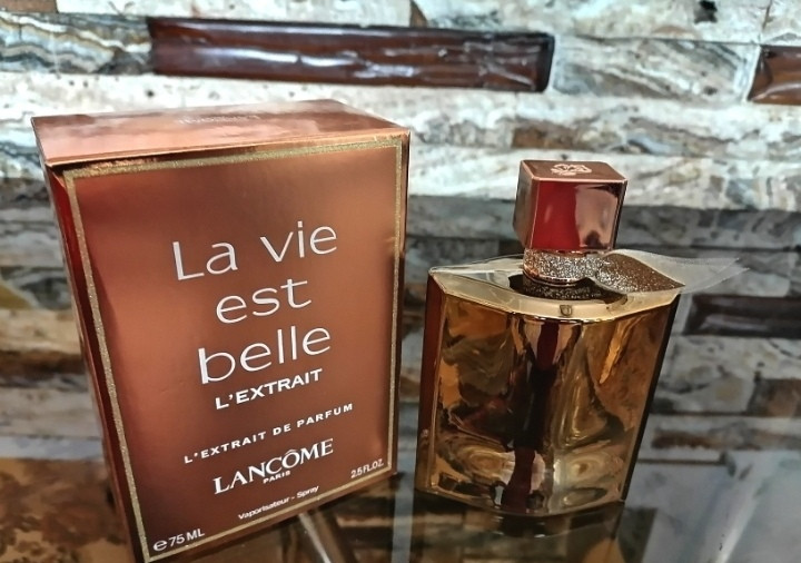 عطر ادکلن لانکوم لاویستبل/لاویه بل طلایی حجم 100 میل، لِ اکستریت پرفیوم طلایی رنگ