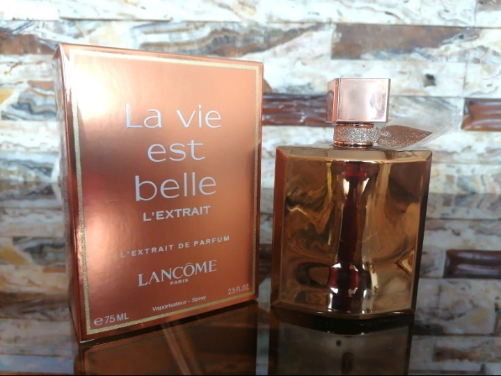 عطر ادکلن زنانه لانکوم لاویه بل / لاویستبل طلایی له اکستریت حجم 100 میل، بالاترین غلظت و کیفیت موجود مَسترکوالیتی سفارش اروپا بشرط استعلام بارکد / LANCOM la vie est belle