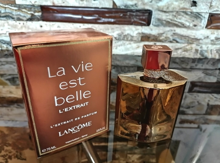 عطر ادکلن زنانه لانکوم لاویه بل / لاویستبل طلایی له اکستریت حجم 100 میل، بالاترین غلظت و کیفیت موجود مَسترکوالیتی سفارش اروپا بشرط استعلام بارکد / LANCOM la vie est belle